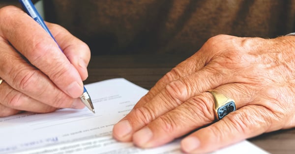 Pflegender Angehöriger unterzeichnet Arbeitsvertrag