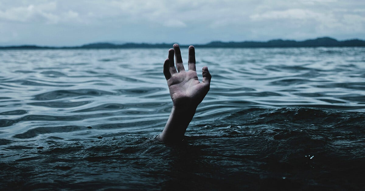 einzelne Hand streckt sich aus dem Wasser. Vermutlich ein grosser See. Gesättigte Farben