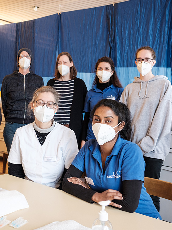 Eine Gruppe von Mitarbeitende der Spitex Puls24 tragen eine Maske 