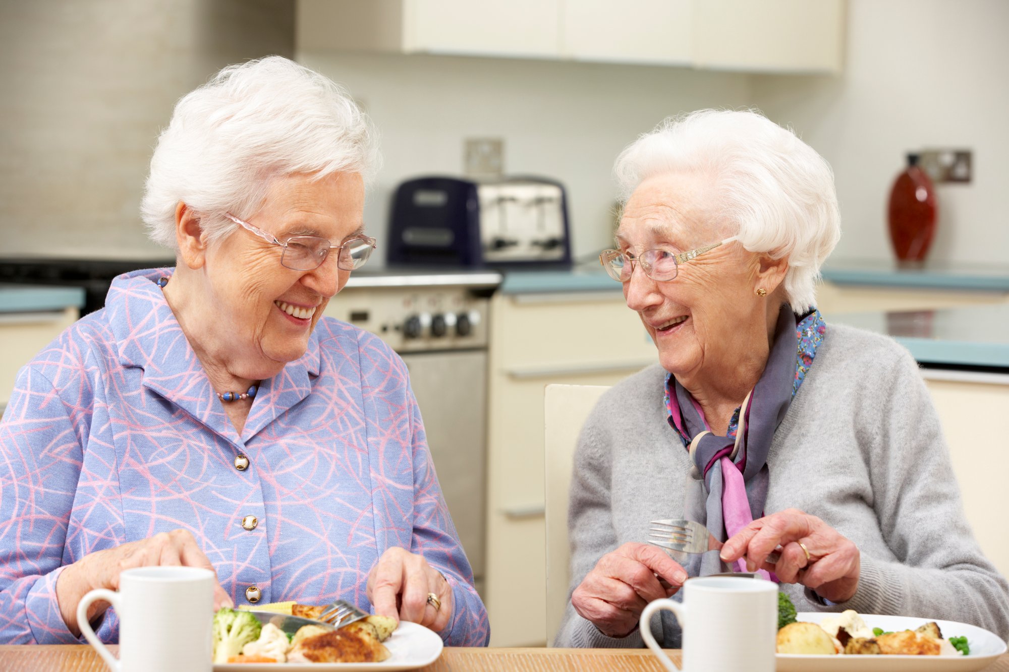 2 ältere Damen essen gemeinsam das Essen vom Spitex Puls24 Mahlzeitendienst