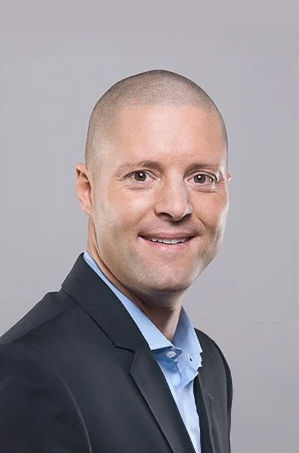 Portrait von Ansprechpartner Michael Schroeder im im schwarzen Jacket mit blauem Hemd