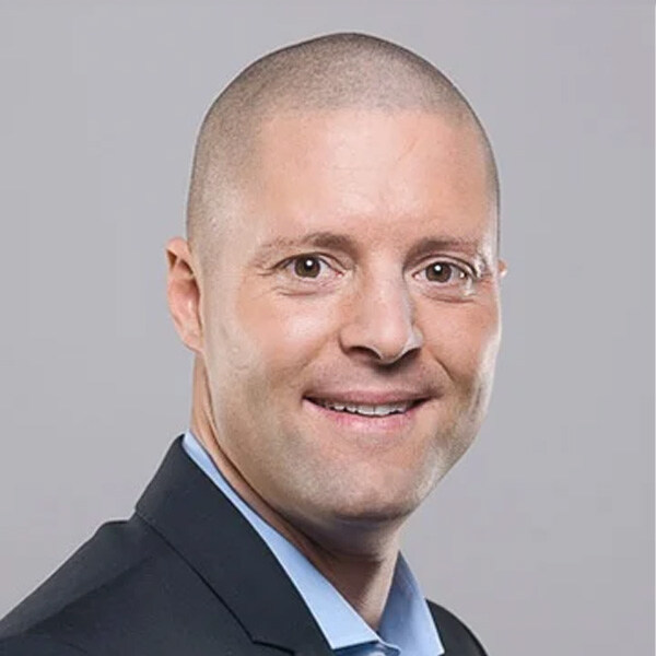 Portrait von Ansprechpartner Michael Schroeder im im schwarzen Jackett mit blauem Hemd